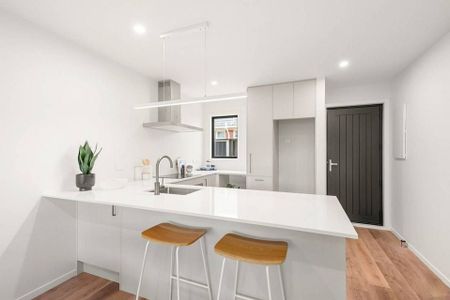 Brand new stylish house with great location - Photo 3