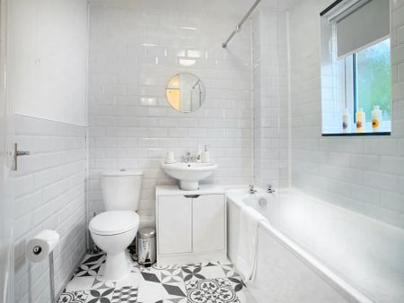 1 Bed, House - Photo 5