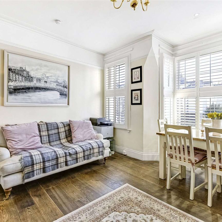 This exceptionally light, split level flat is on the quiet residential Thirsk Road. - Photo 1