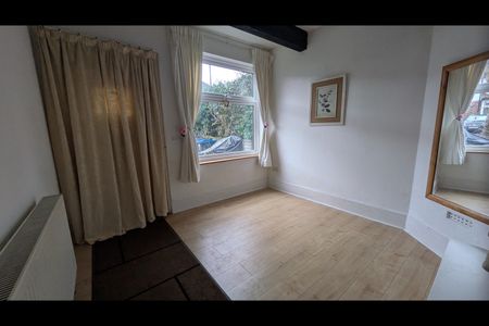 3 Bed Flat, Northampton Road, CR0 - Photo 2