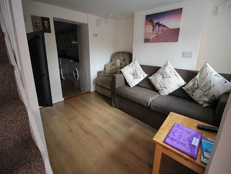 4 bed house to rent in Barrack Street, Colchester - Photo 2