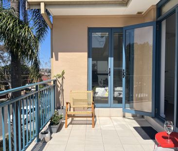 Stunning Top Floor Pet Friendly Apartment - Photo 6