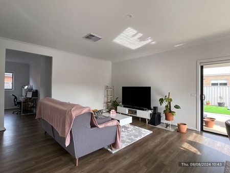 FOUR BEDROOM HOME - LOW MAINTENANCE ! - Photo 2