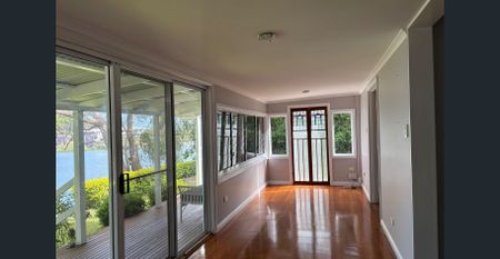 Riverside Living at Its Best in Charming Gladstone - Photo 2