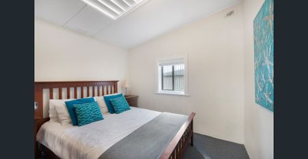 Open the Door To Character and Small Town Atmosphere - Photo 4