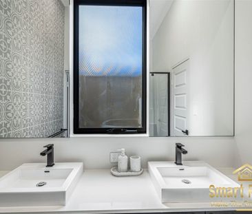 "Amazing Master Bedroom With Ensuite for Rent in the Charming Neigh... - Photo 3