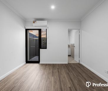 Brand New Street Front Villa! - Photo 2