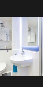 1 bedroom in a flat share to rent - Photo 4