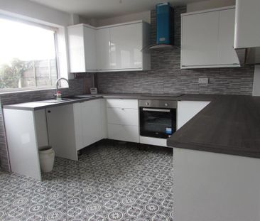 3 bedroom semi-detached house to rent - Photo 4