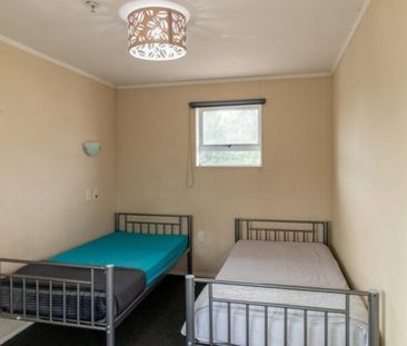 Tidy bedroom in shared housing! - Photo 4
