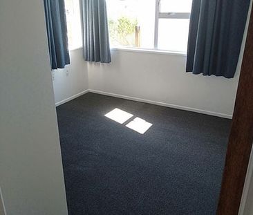 Sunny 2BR House with attached garage in Welbourn - Photo 4