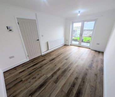 3 bedroom end of terrace house to rent - Photo 2