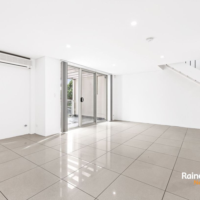 SPLIT LEVEL TWO BEDROOM APARTMENT WITH STUNNING DISTRICT VIEWS. - Photo 1