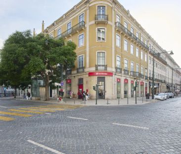Room in a shared 7-bedroom apartment for rent in Lisbon, some bills included - Photo 5
