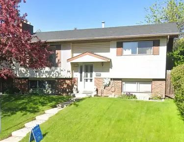 2 bed 1 bath with double garage and patio/deck. | 960 Bracewood Rise Southwest, Calgary - Photo 1