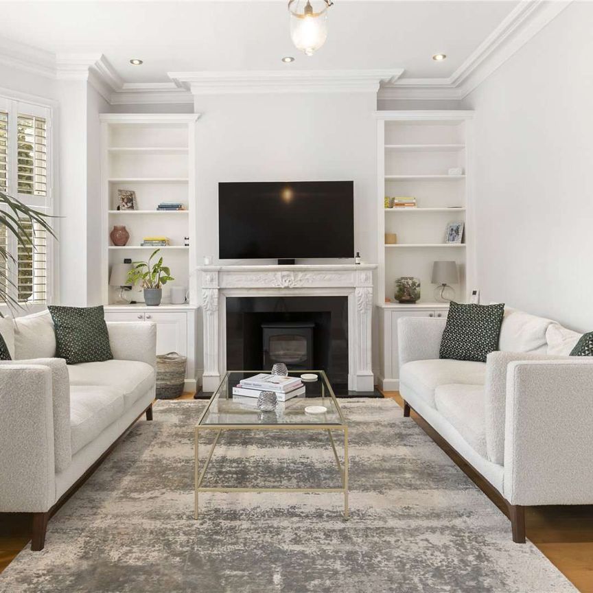 NOT SUITABLE FOR SHARERS - Immaculately refurbished, three bedroom, two bathroom, split level flat with roof terrace, close to Wandsworth Town, The Tonsleys and Wandsworth Common. - Photo 1