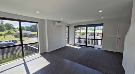 Super modern townhouse with a backyard! - Photo 4