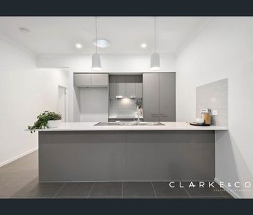 MODERN 3 BEDROOM DUPLEX IN IDEAL LOCATION! - Photo 1