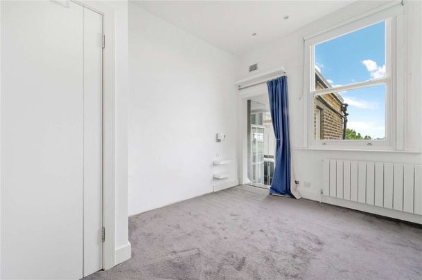 An exceptional three bedroom split level penthouse conversion flat with the most spectacular views of London. - Photo 1