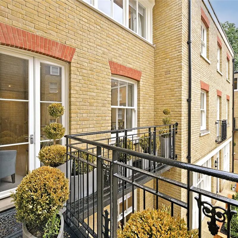 3 bedroom house in London - Photo 1