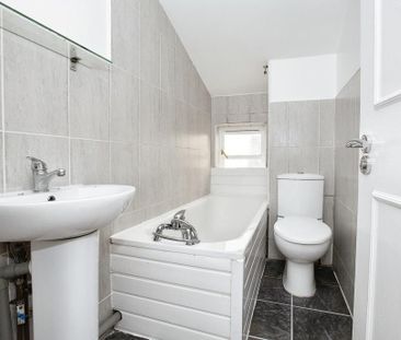 3 bedroom flat to rent - Photo 6