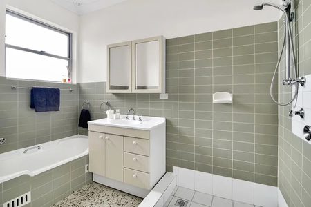 3 BEDROOM APARTMENT WITH GARAGE IN GREAT LOCATION-WATER INCLUDED - Photo 4