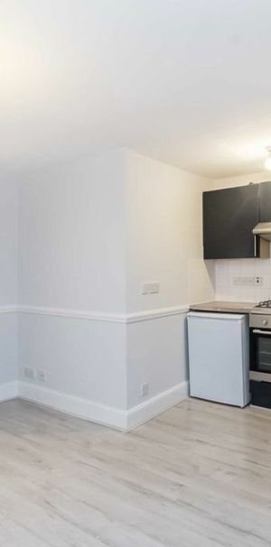 Streatham High Road, SW16, London - Photo 1
