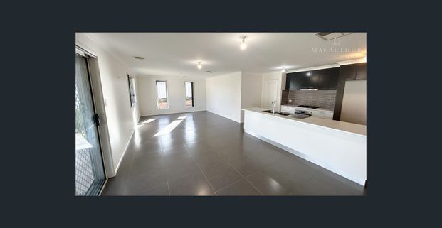 Stylish Family Retreat Steps from Local Amenities - Photo 1