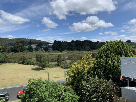 Tidy and close to Town - Photo 3