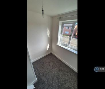 3 bedroom semi-detached house to rent - Photo 3
