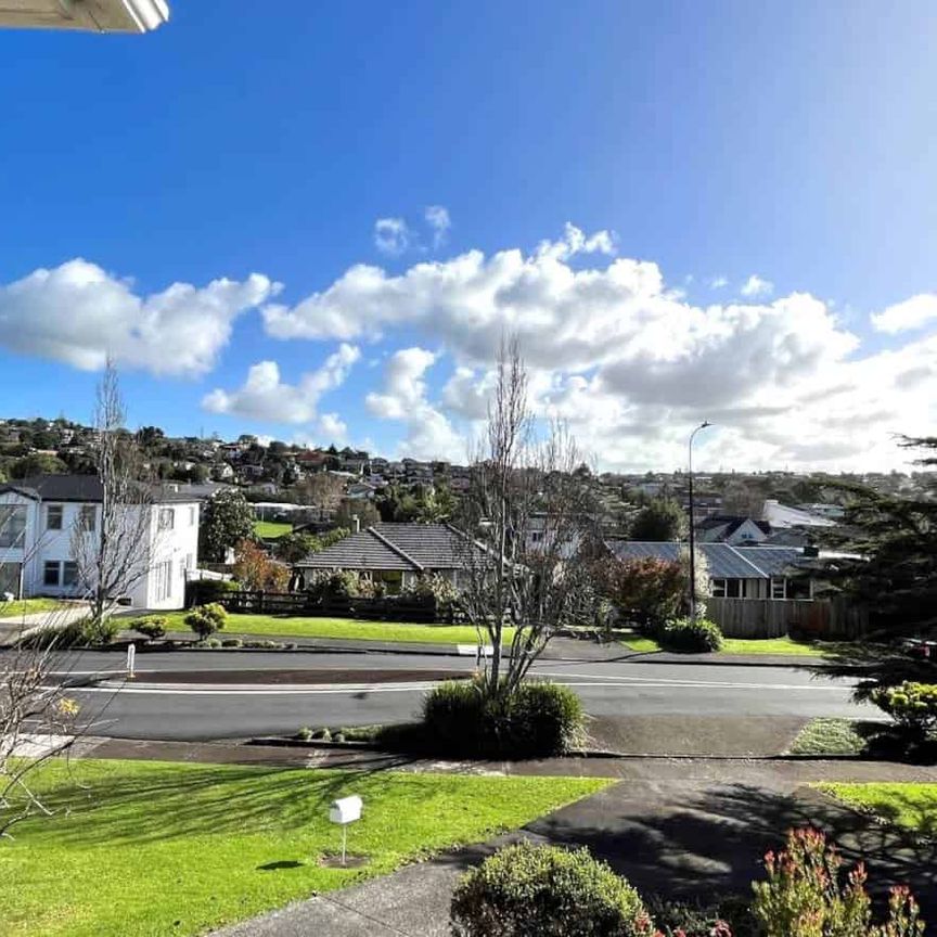 Sunny family house in the central Hillcrest. - Photo 1