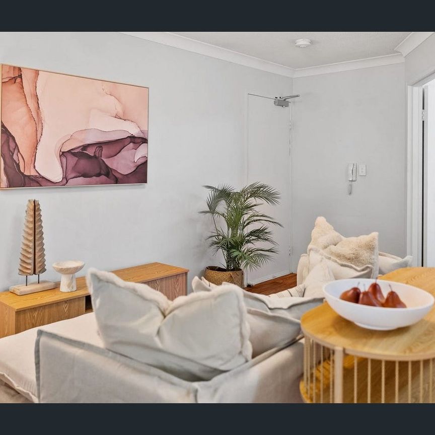 Private & Peaceful Living in the Heart of Greenslopes - Photo 1