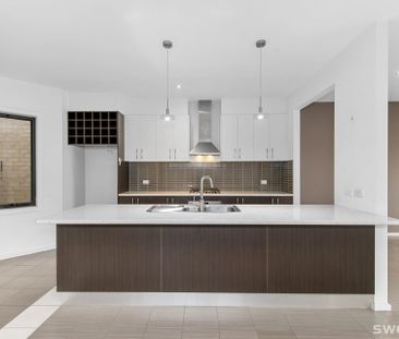 Exceptionally spacious three bedroom residence in perfect location - Photo 5