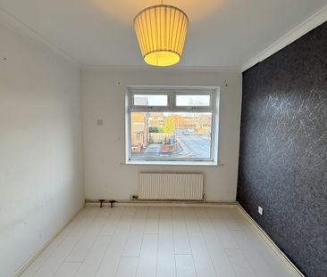 3 Bed Terraced House, Summerseat Close, M5 - Photo 6