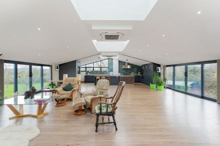 5 bedroom detached house to rent - Photo 3