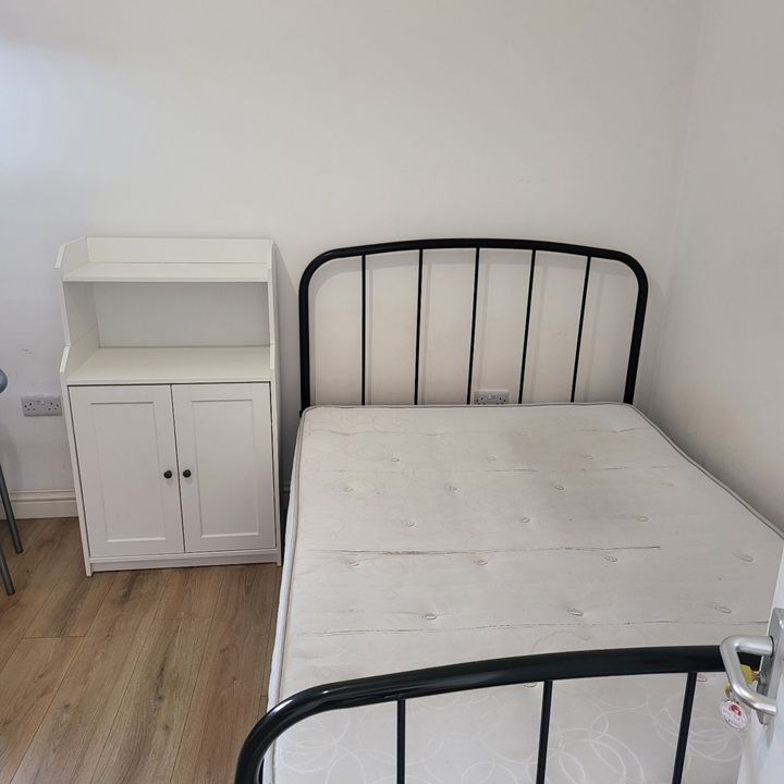 Studio Flat, Barking Road, E13 - Photo 1
