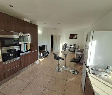 2 bed apartment to rent in Royal Connaught Drive, Bushey, WD23 - Photo 3