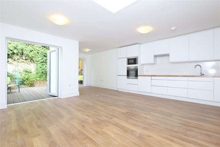 A beautiful three bedroom apartment with private garden. - Photo 2