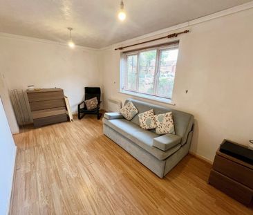 William Tarver Close, Warwick, CV34 - Photo 4