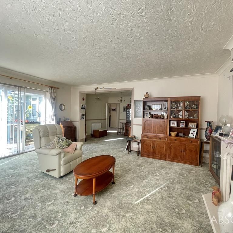 4 bedroom bungalow to rent - Photo 1