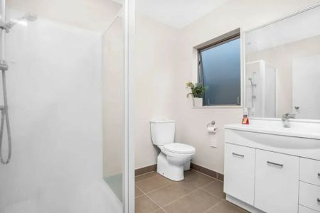 Family-Friendly 4 Bedroom, 2 Bathroom Home - Photo 5