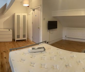 Spacious Recently Renovated 6 bed Student House - Photo 2