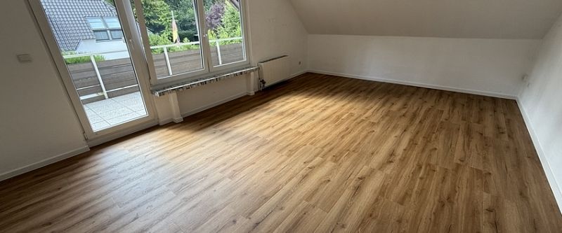 Helle Dachgeschosswohnung in Husum mit geräumiger Loggia! - Foto 1