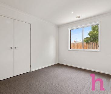 Family living in convenient location! - Photo 3