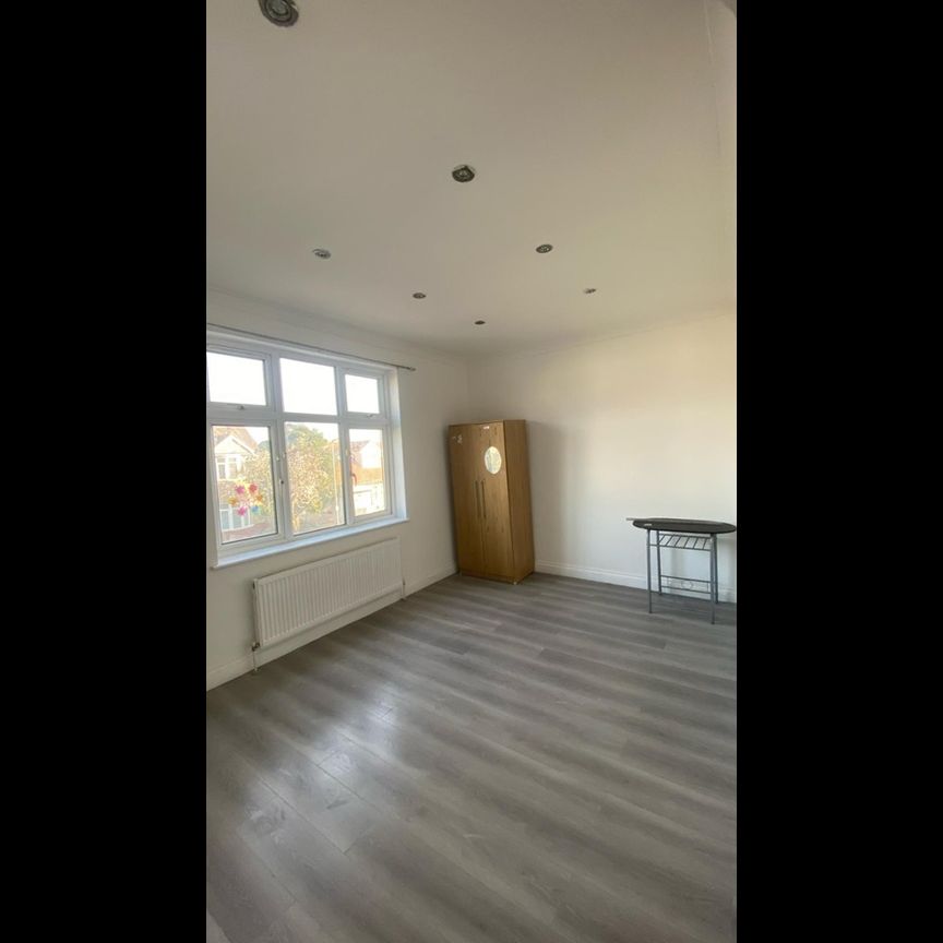 Studio Flat, Ashurst Drive, IG6 - Photo 1