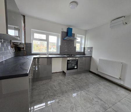 3 bedroom semi-detached house to rent - Photo 2