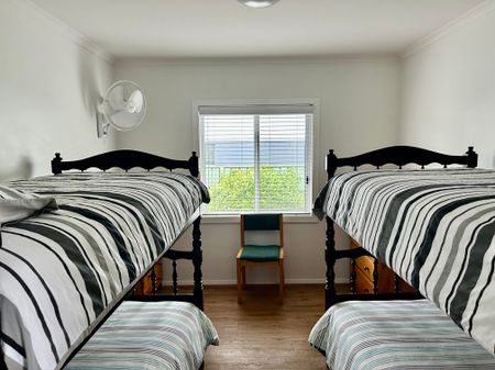 4 Bedrooms - 2 Bathroom - Located Opposite Beach - Fantastic Location - Photo 2