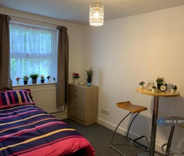 1 bedroom in a house share to rent - Photo 3