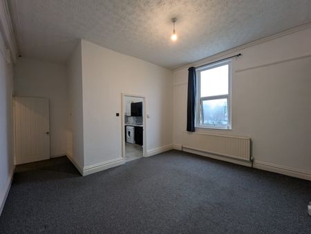 1 Bed Flat, Bury New Road, M7 - Photo 2