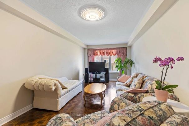 Detached Home For Lease | W9251835 - Photo 1